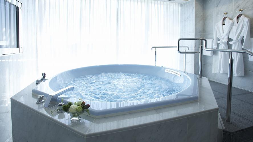 ビューバススイート（70㎡・32F）広々としたブロアバスから東京の絶景を臨むスイートルーム。朝は溢れる光とともに、夜は煌めく夜景を眺めながら、至福のバスタイムを。